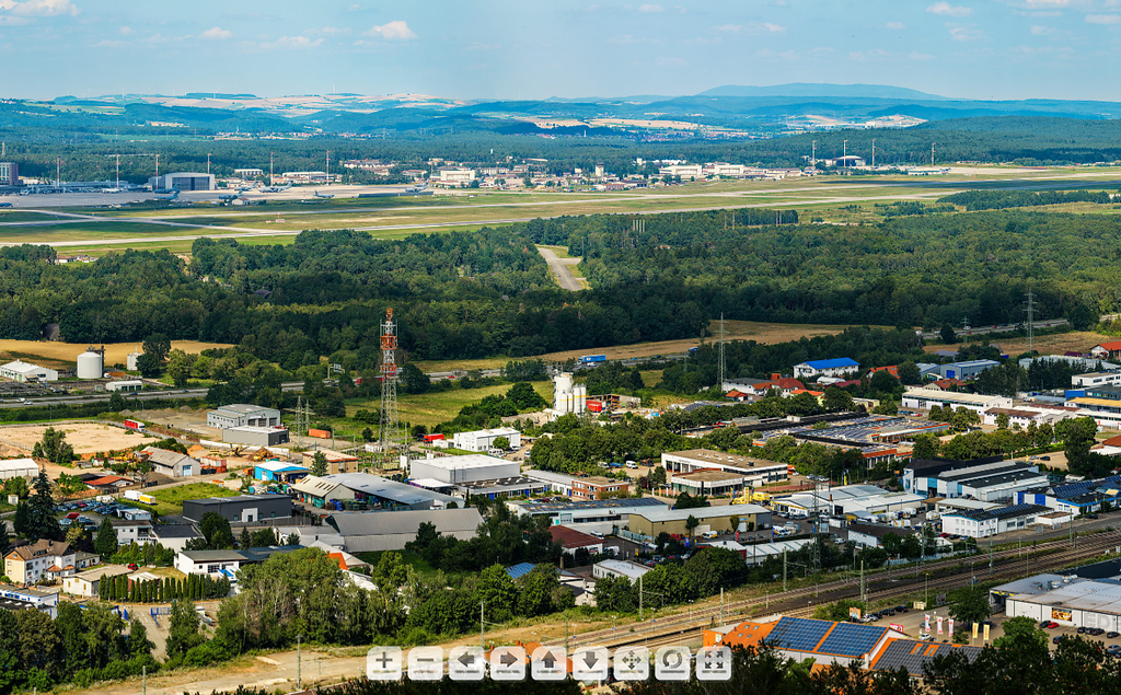 Blick vom Bismarckturm auf die Stadt Landstuhl und die "Ramstein Air Base" (2020)