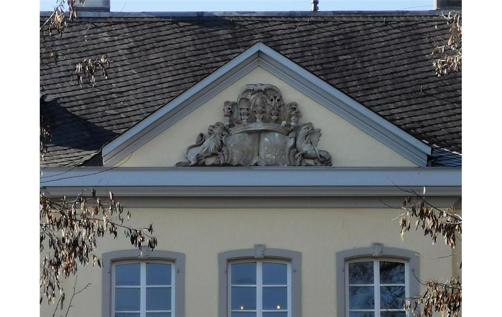 Der Dreiecksgiebel mit dem Wappen von Heinrich von Monschau an der Eingangsseite des Herrenhauses Graue Burg in Bornheim-Sechtem (2021).