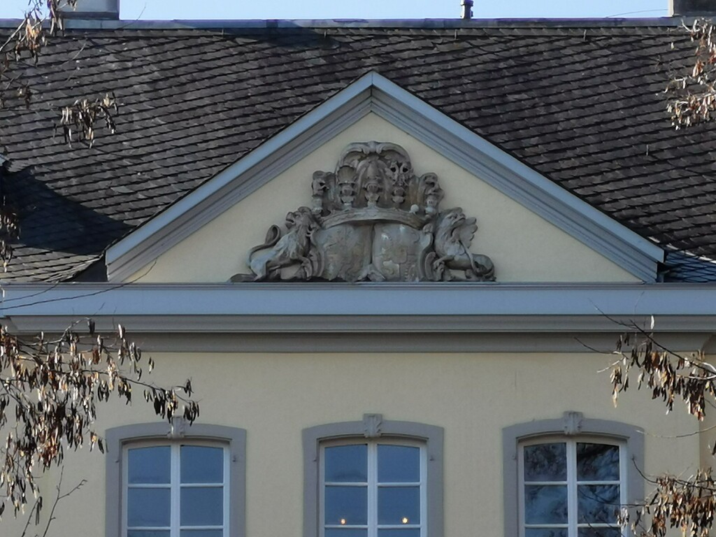 Der Dreiecksgiebel mit dem Wappen von Heinrich von Monschau an der Eingangsseite des Herrenhauses Graue Burg in Bornheim-Sechtem (2021).