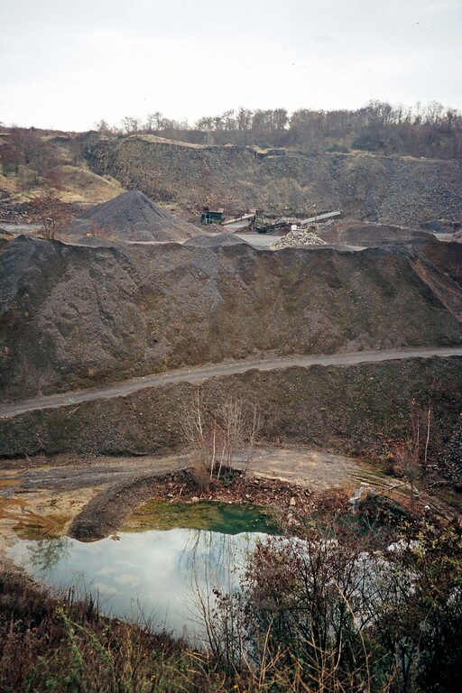 Blick in den Dattenberger Basaltsteinbruch zur Zeit der Stilllegung (1970er Jahre)