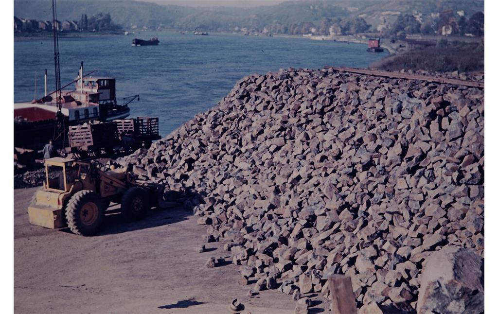 Unmittelbar am Rheinufer wurden die in Dattenberg abgebauten Basaltsteine ausgekippt und mithilfe eines Hebekrans in den Laderaum der Schiffe verladen (1960er Jahre).