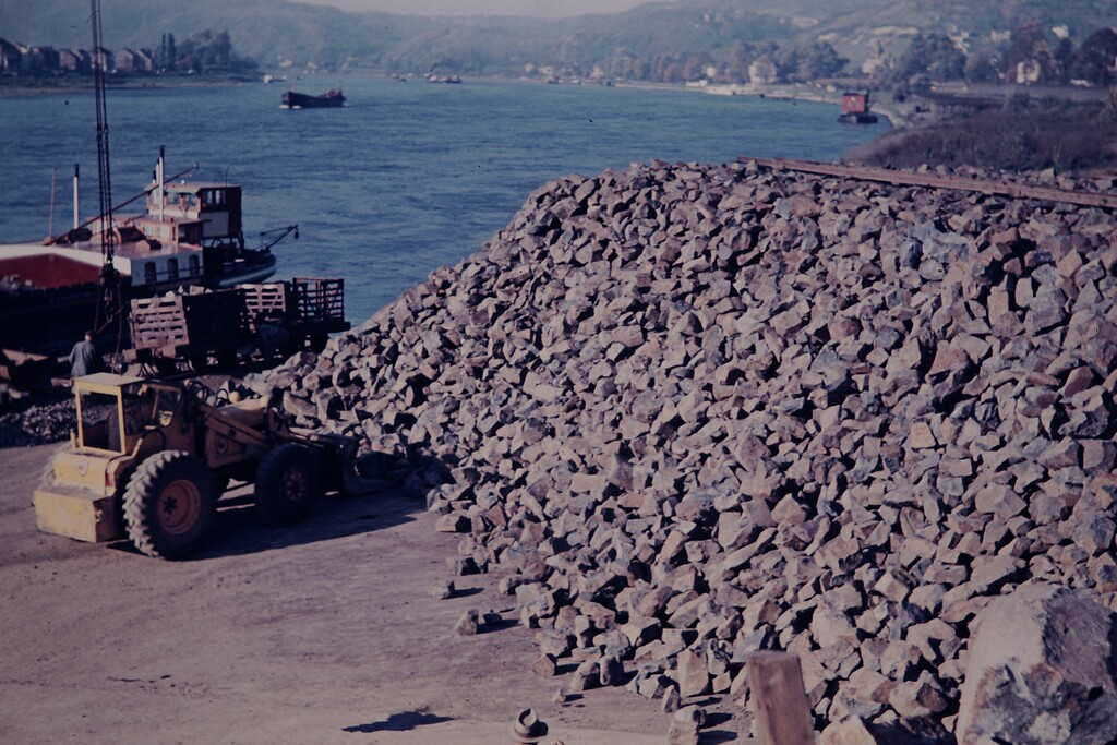 Unmittelbar am Rheinufer wurden die in Dattenberg abgebauten Basaltsteine ausgekippt und mithilfe eines Hebekrans in den Laderaum der Schiffe verladen (1960er Jahre).