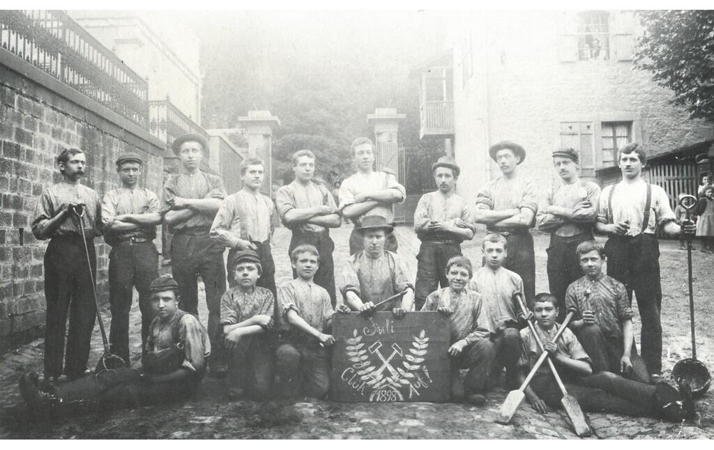 Historisches Gruppenfoto mit achtzehn Formern des Eisenwerks Gienanth Eisenberg (1898)
