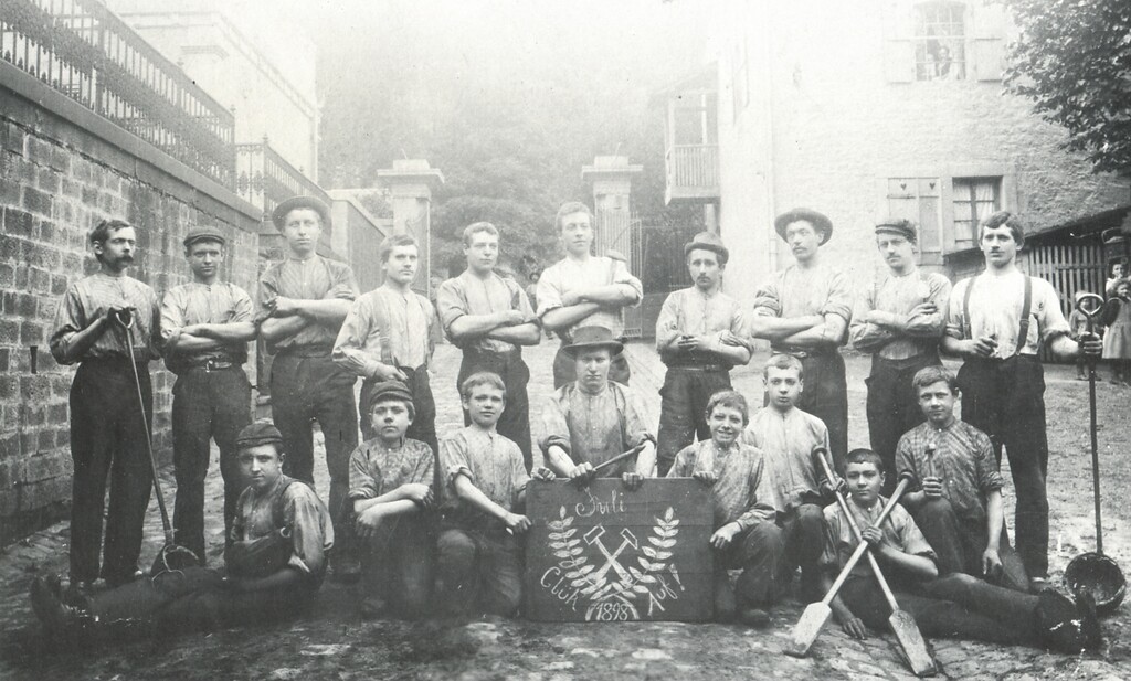 Historisches Gruppenfoto mit achtzehn Formern des Eisenwerks Gienanth Eisenberg (1898)