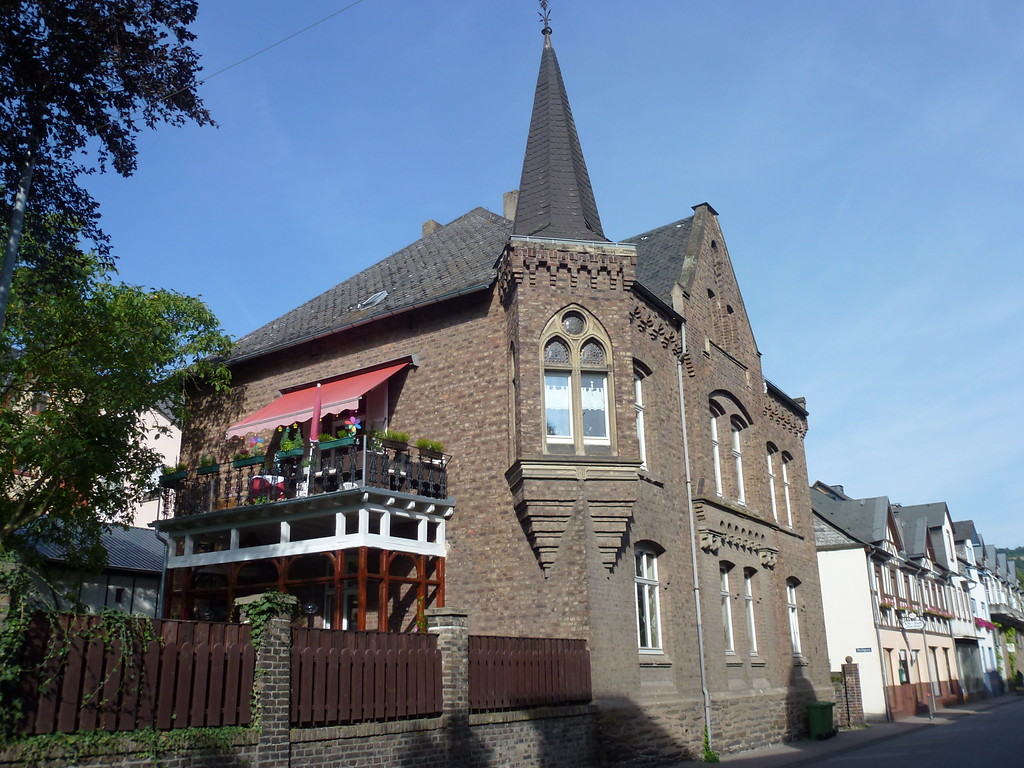Die Winzervilla in der Liebfrauenstraße 17 in Oberwesel aus dem Jahr 1890 mit ihrer prunkvoll verzierten Fassade (2016).