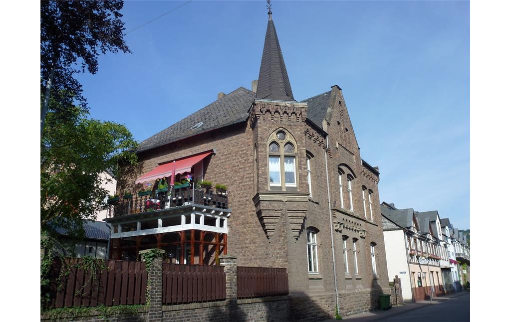 Die Winzervilla in der Liebfrauenstraße 17 in Oberwesel aus dem Jahr 1890 mit ihrer prunkvoll verzierten Fassade (2016).