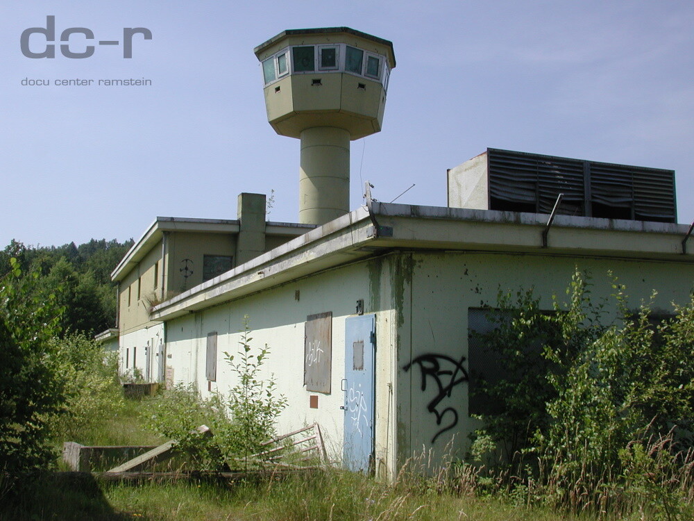 Wachturm und Eingangsbereich im verlassenen Munitionsdepot in Clausen, das über die Landesgrenzen hinaus bekannt wurde, weil dort Jahrzehnte lang Chemiewaffen gelagert hatten.