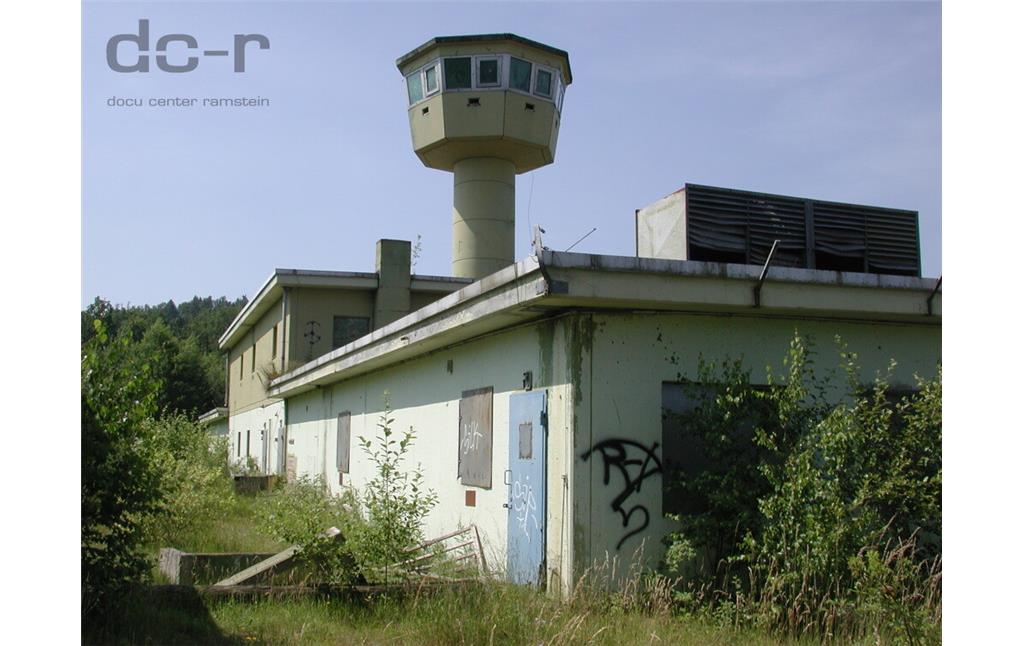 Wachturm und Eingangsbereich im verlassenen Munitionsdepot in Clausen, das über die Landesgrenzen hinaus bekannt wurde, weil dort Jahrzehnte lang Chemiewaffen gelagert hatten.