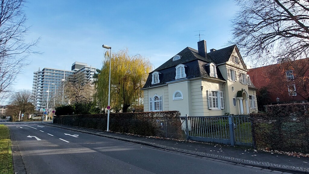 Das heute von dem Politischen Club der Friedrich-Ebert-Stiftung (FES) genutzte Gebäude in der Marie-Schlei-Allee in Bonn-Friesdorf (2023), im Hintergrund der Bau des Bundesministeriums für Bildung und Forschung in der Heinemannstraße.