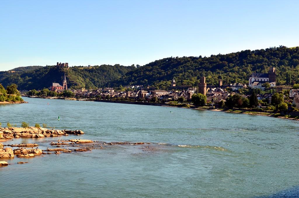 Blick auf die Stadtbefestigung und die Schönburg von Oberwesel (2016) Die Aufnahme zeigt die Stadt von der Rheinseite aus.