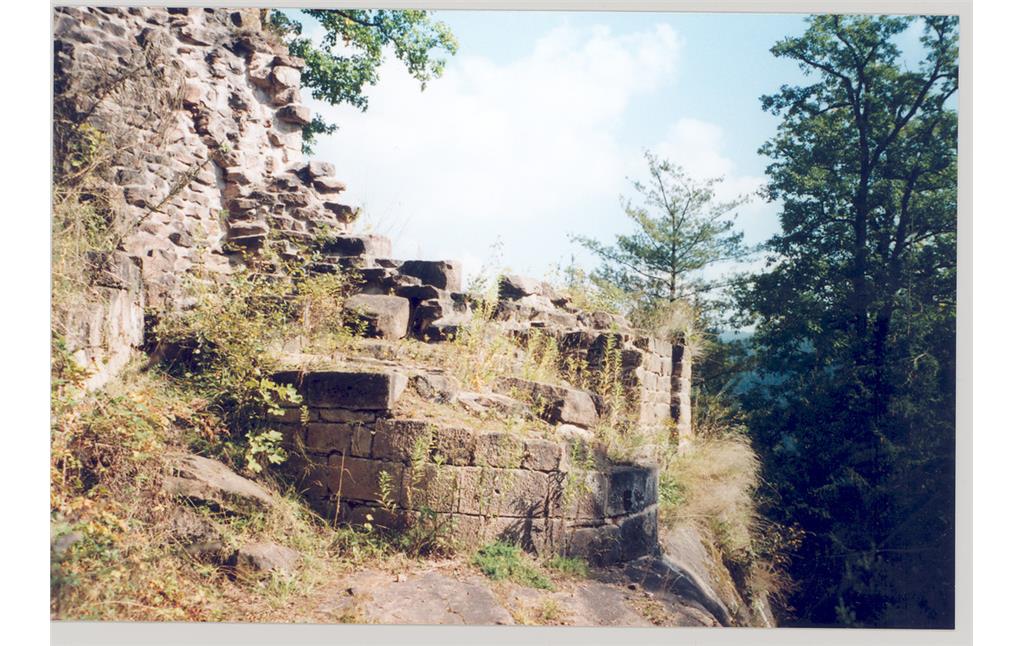 Burgruine Breitenstein bei Esthal: Fundament des Rundturms der älteren, oberen Burg (2001).
