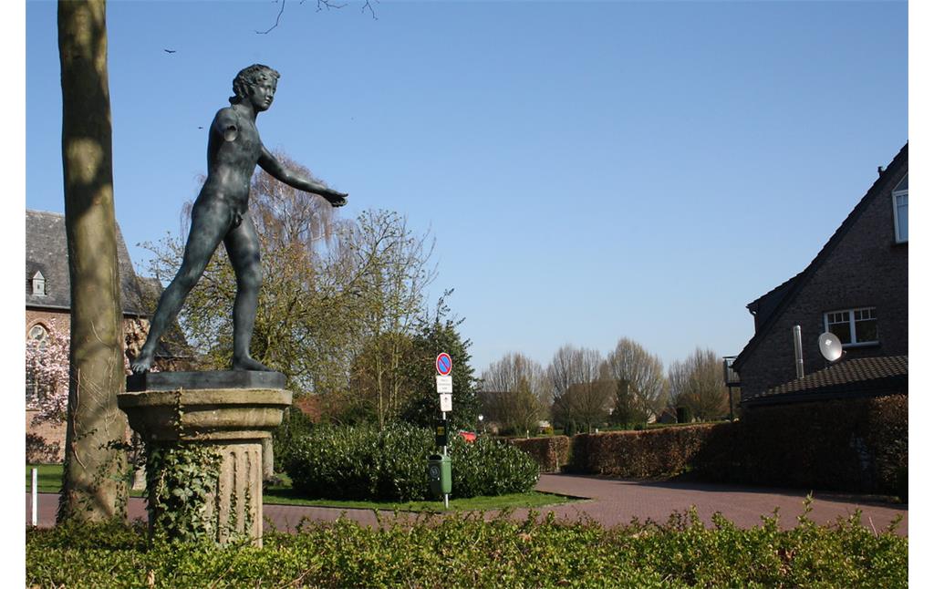 Abguss der römischen Bronze-Statue des "Lüttinger Knaben" an der Pantaleonstraße in Xanten-Lüttingen (2017).