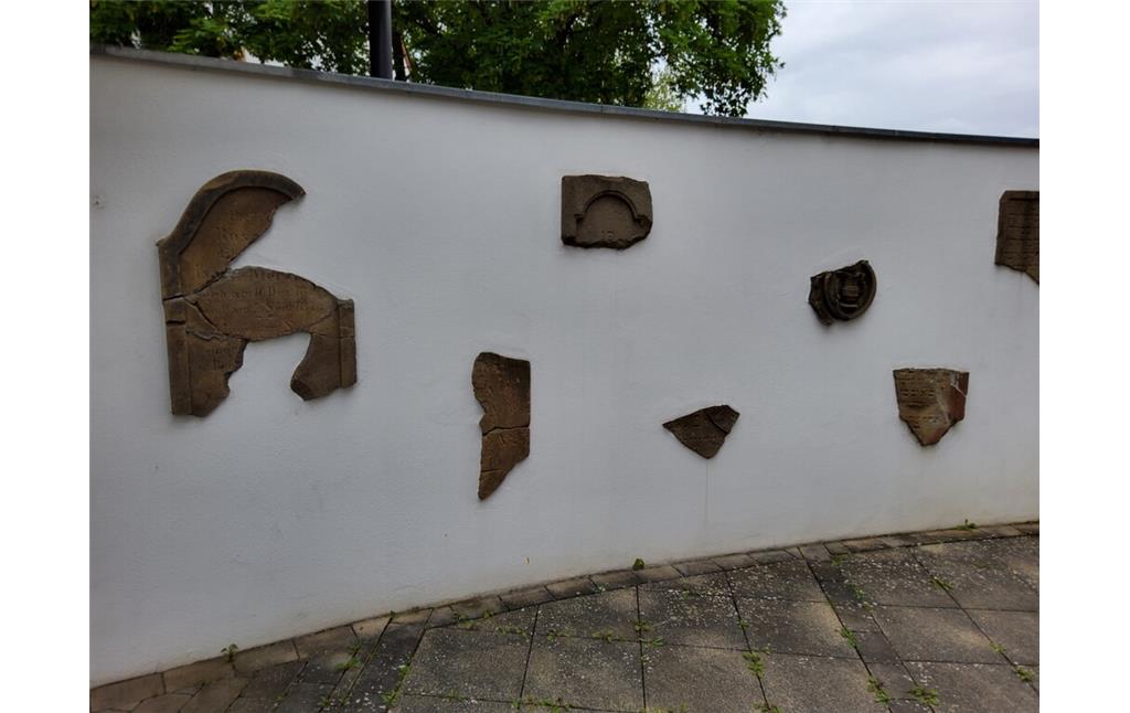 Teile zerstörter jüdischer Grabsteine in der Mauer an der Synagoge in Bad Sobernheim (2023)