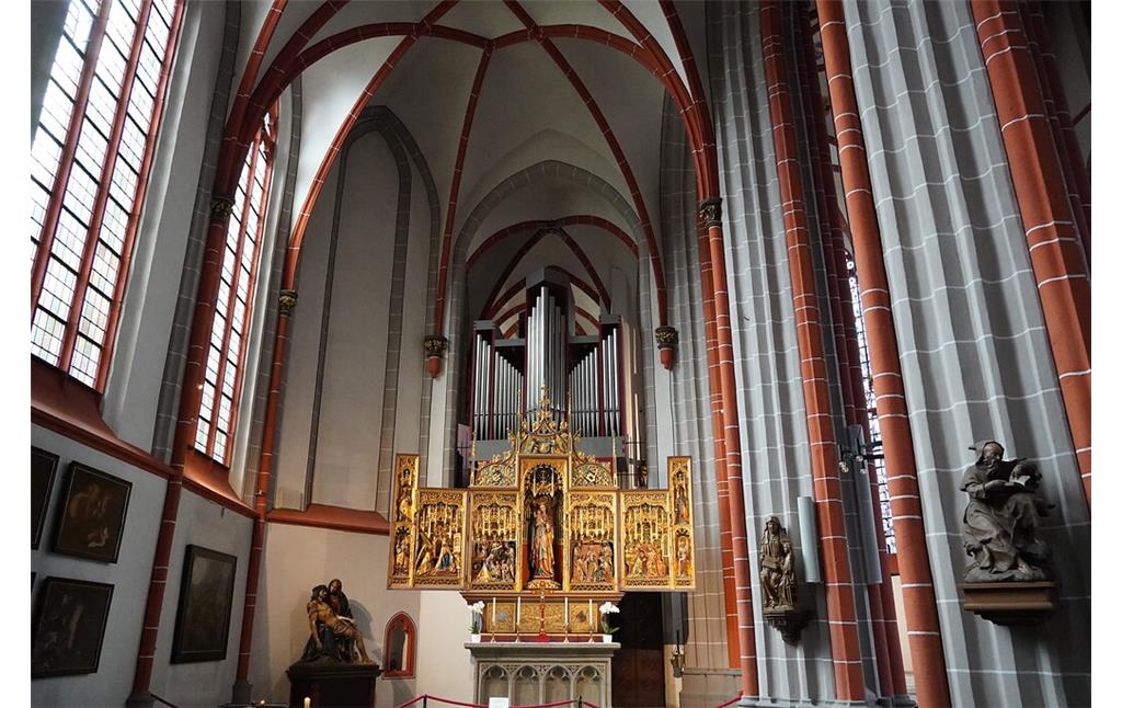 Marienalter und Orgel in der Wallfahrtskirche Sankt Peter und Paul in Kranenburg (2021)
