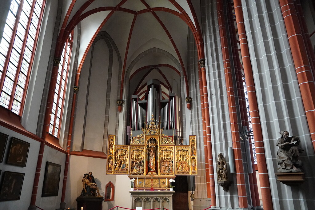 Marienalter und Orgel in der Wallfahrtskirche Sankt Peter und Paul in Kranenburg (2021)