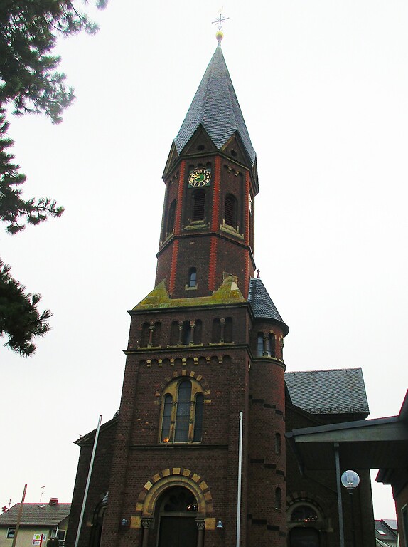 Der Kirchturm der Pfarrkirche St. Blasius im Ortskern von Köln-Meschenich (2021).