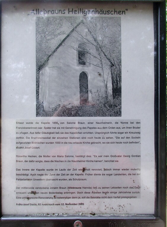 Informationstafel mit einem Text zur Kapelle "Allebrauns Heiligenhäuschen" westlich von Naunheim (2020).