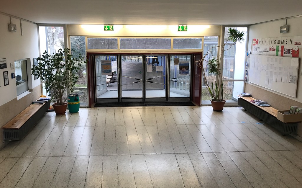 Weiterbildungskolleg Bonn, Eingangsbereich mit Informationstafel (rechts) und Hausmeisterpforte (links) (2017)