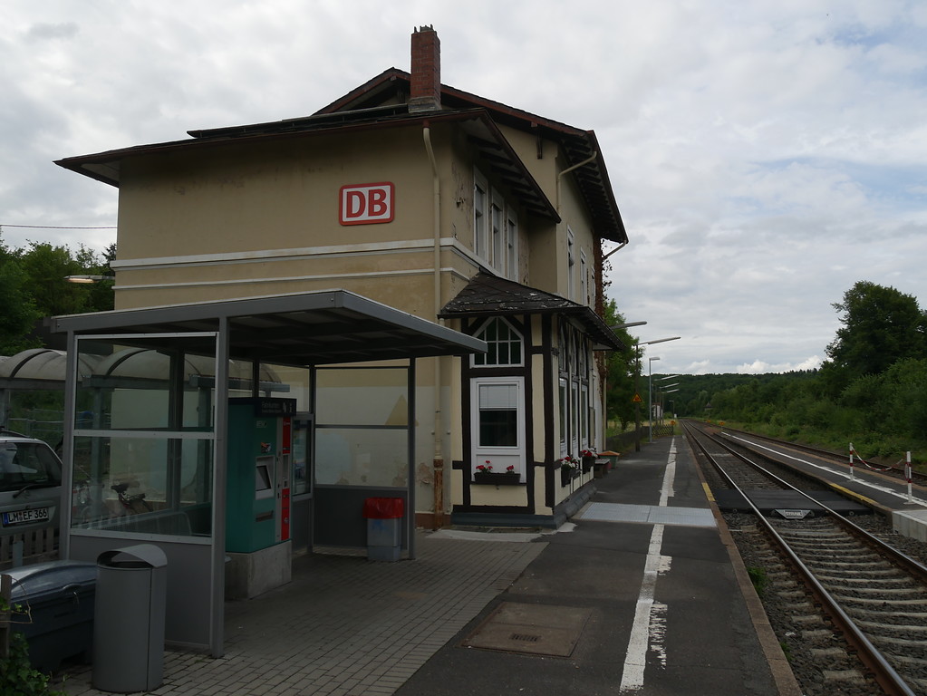 Hauptgebäude des Bahnhofs Villmar mit modernem Wartehäuschen und Ticketautomat im Vordergrund (2017)