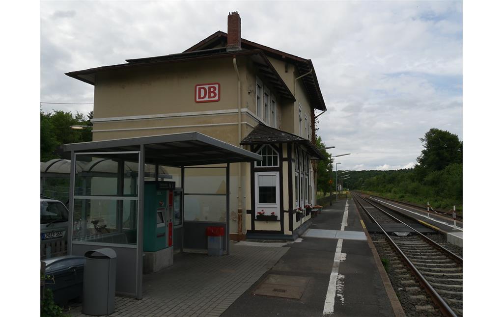 Hauptgebäude des Bahnhofs Villmar mit modernem Wartehäuschen und Ticketautomat im Vordergrund (2017)