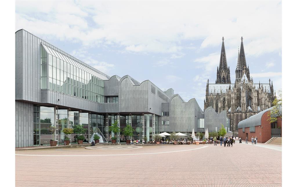 Blick vom Heinrich-Böll-Platz auf das Museum Ludwig in der Kölner Altstadt-Nord (2017). Im Hintergrund ist rechts der Kölner Dom zu sehen.