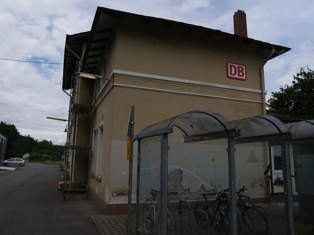 Südansicht des Hauptgebäudes des Bahnhofs Villmar (2017)