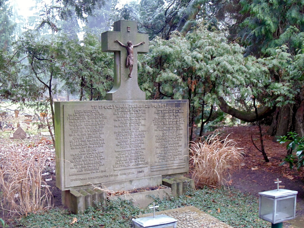 Der Gedenkstein auf dem Gräberfeld für polnische Kriegsgefangene auf dem Westfriedhof in Köln-Vogelsang (2021).