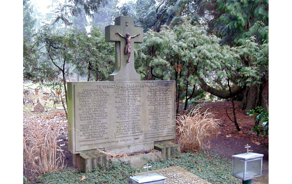 Der Gedenkstein auf dem Gräberfeld für polnische Kriegsgefangene auf dem Westfriedhof in Köln-Vogelsang (2021).