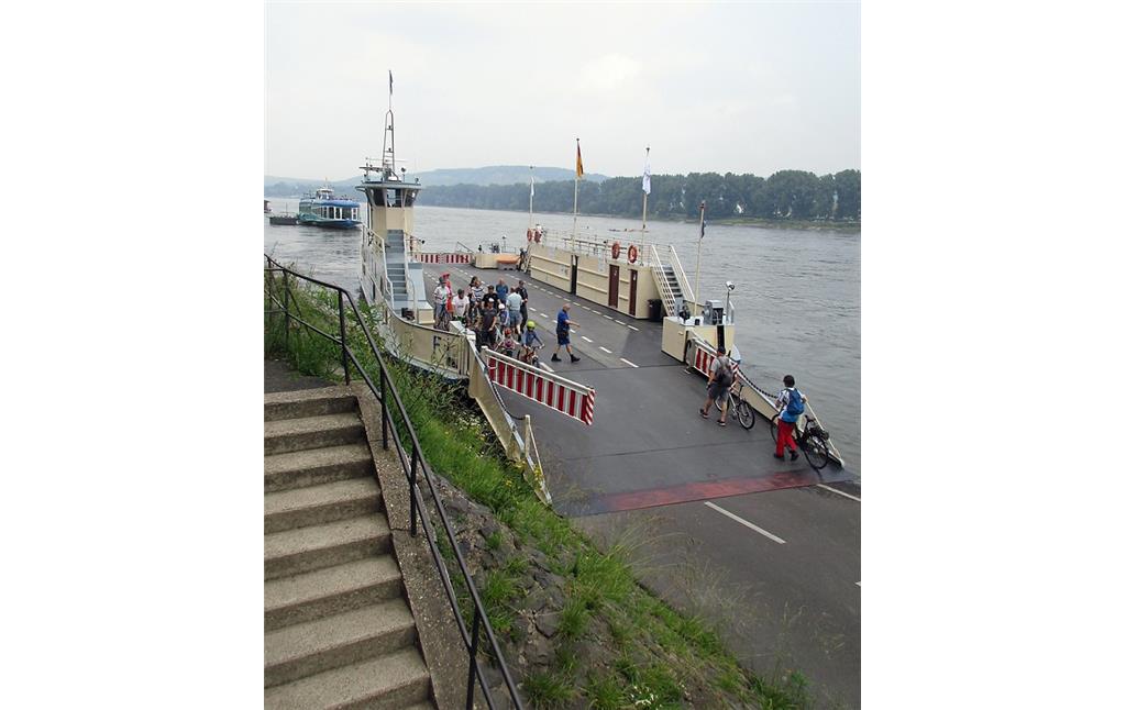 Die zwischen Bonn-Plittersdorf und Niederdollendorf verkehrende Rheinfähre "Konrad Adenauer" beim Anlegen auf der Bonner Rheinseite (2018).