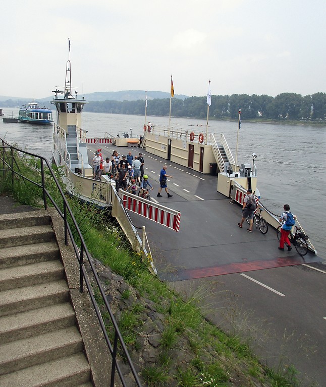 Die zwischen Bonn-Plittersdorf und Niederdollendorf verkehrende Rheinfähre "Konrad Adenauer" beim Anlegen auf der Bonner Rheinseite (2018).