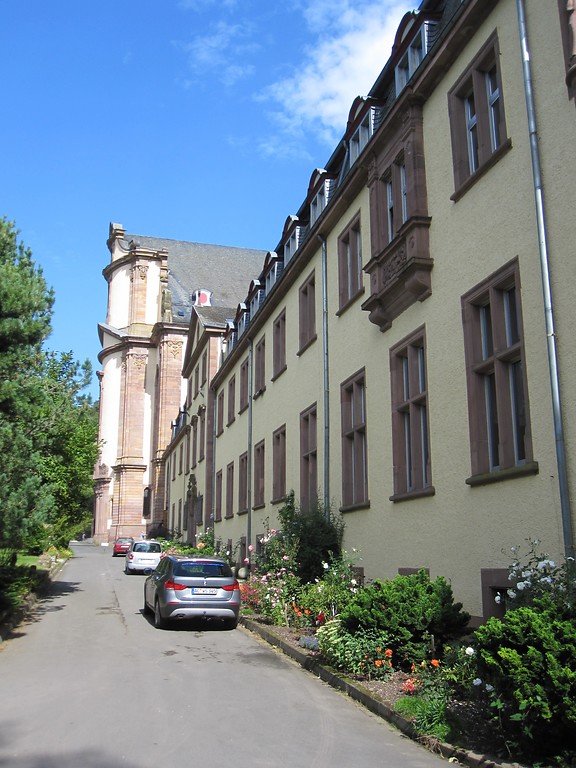 Fassade des Klausurgebäudes und der Klosterkirche des Klosters Himmerod (2011).