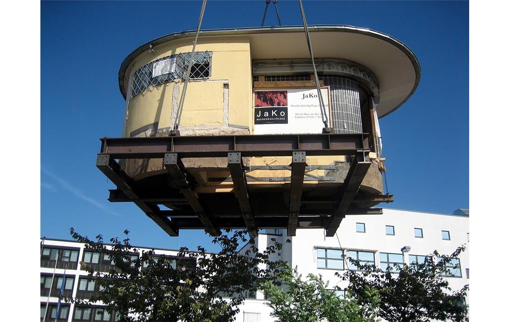 Ein Kran hebt das denkmalgeschützte "Bundesbüdchen"  ein früherer Kiosk im Bonner Regierungsviertel  an, um dieses zu seinem Zwischenlager, einem Bauhof in Hersel, transportieren zu können (2006).