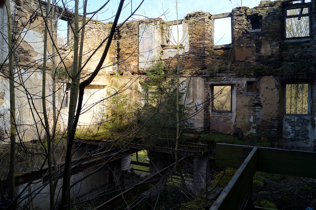 Innenasnsicht eines im Zerfall befindlichen ehemaligen Mühlengebäudes der Ruitscher Mühle bei Polch (2015).