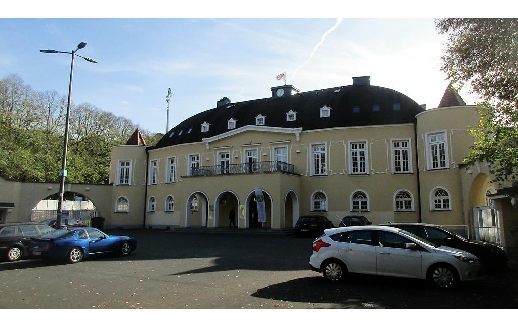 Blick auf das Hauptgebäude im Norden des Stadions am Zoo in Wuppertal-Elberfeld (2019), aktuell der Sitz des städtischen Sport- und Bäderamtes.