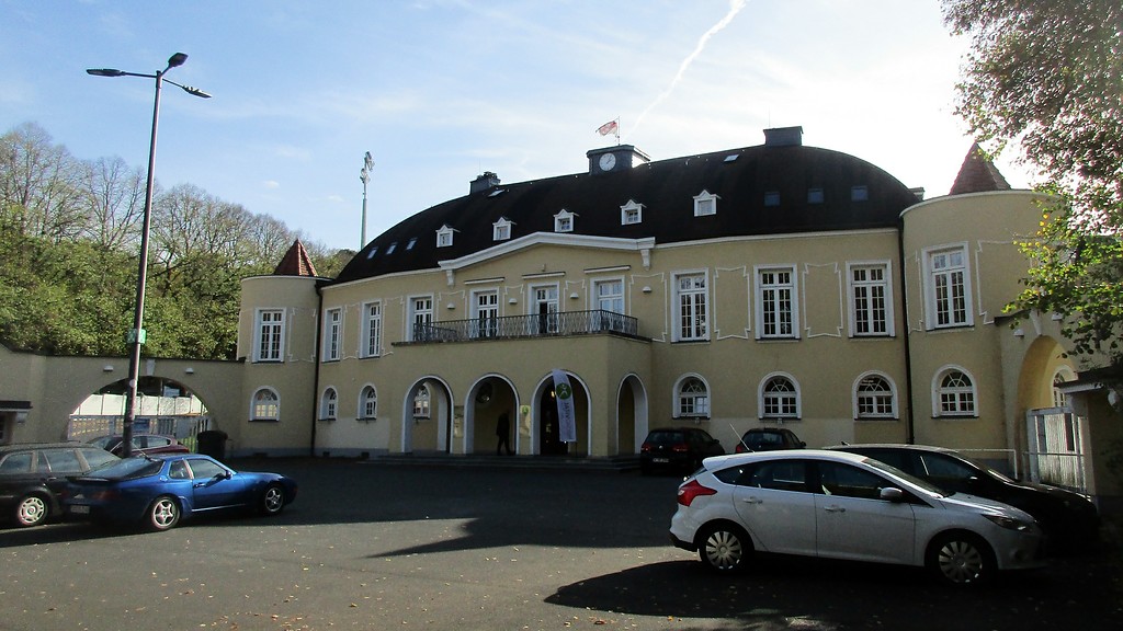Blick auf das Hauptgebäude im Norden des Stadions am Zoo in Wuppertal-Elberfeld (2019), aktuell der Sitz des städtischen Sport- und Bäderamtes.