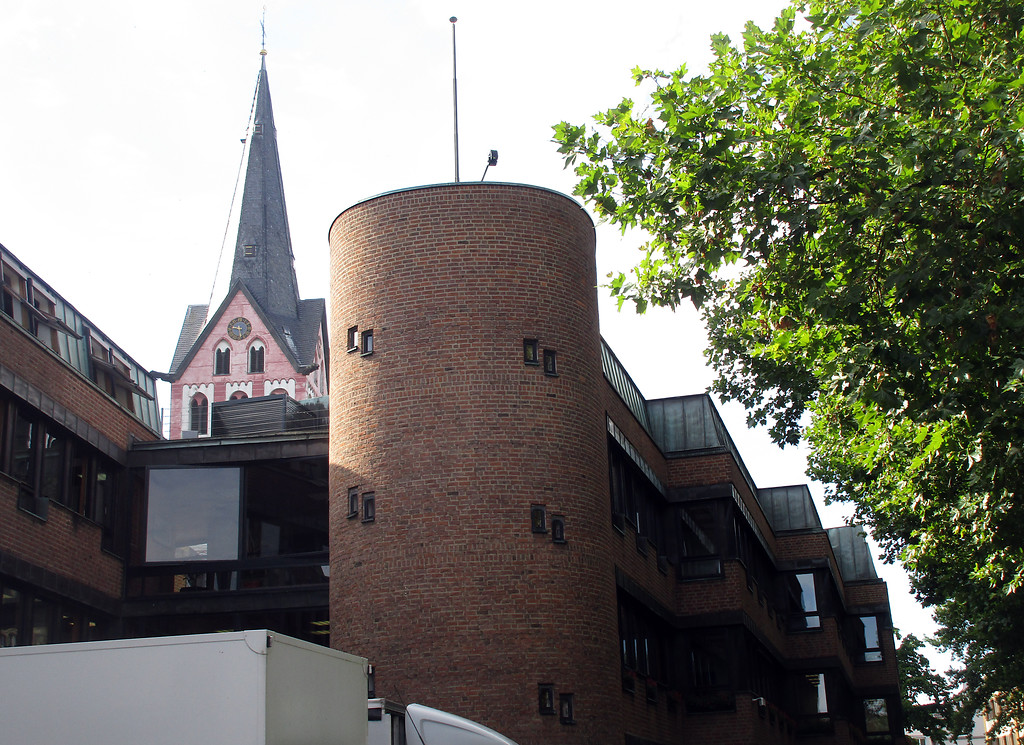 Nordwestliche Ansicht der Kempener Stadtverwaltung vom Buttermarkt aus mit dem Kirchturm der Propsteikirche "An St. Marien" im Hintergrund (2017).