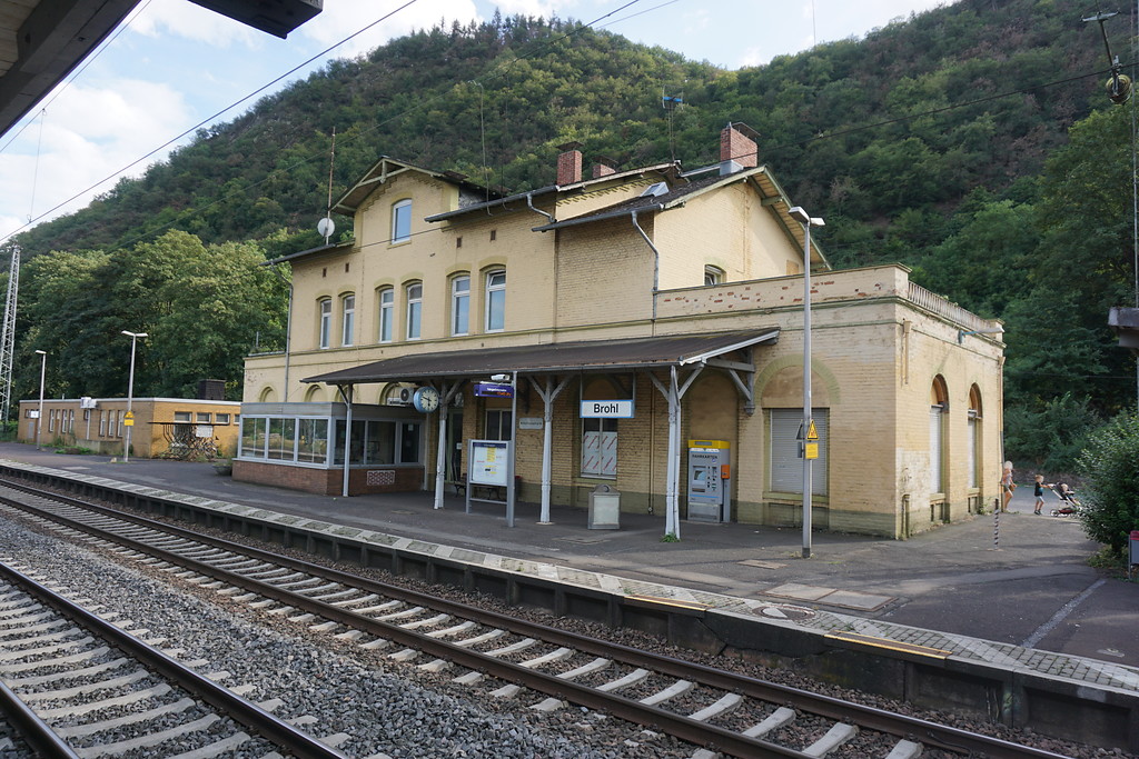 Bahnhof Brohl-Lützing, Empfangsgebäude, Bahnseite (2019)