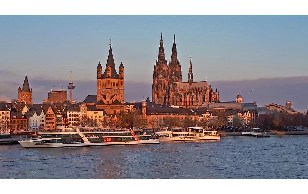 Kölner Turm-Panorama mit (von links nach rechts) Rathausturm, WDR-Archivhaus, Fernmeldeturm Colonius, Abtei Groß Sankt Martin, Kölner Dom, Kolleg Sankt Mariä Himmelfahrt und Hansahochhaus (2018)