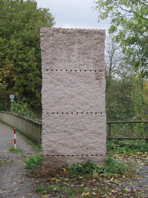 Kunstwerk auf dem Bahndamm an der geplanten Erftbrücke bei Grevenbroich-Helpenstein (2012).
