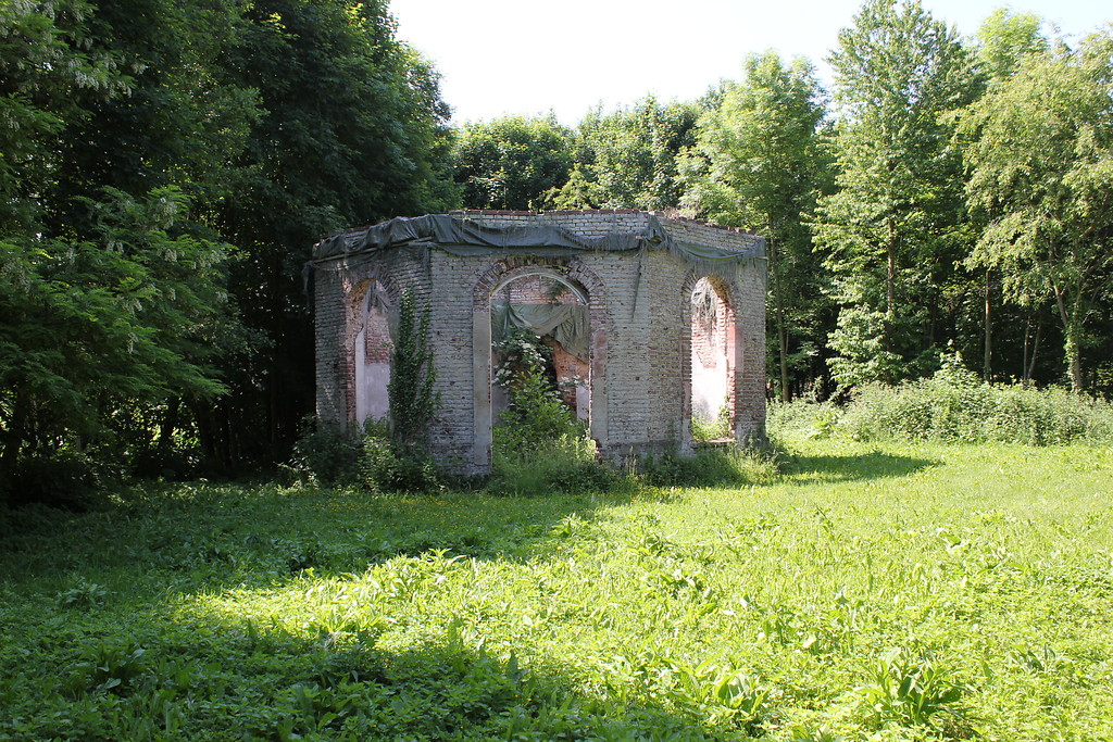 Ruinöser Pavillon (Badehaus) im Schlosspark Diersfordt (2012)
