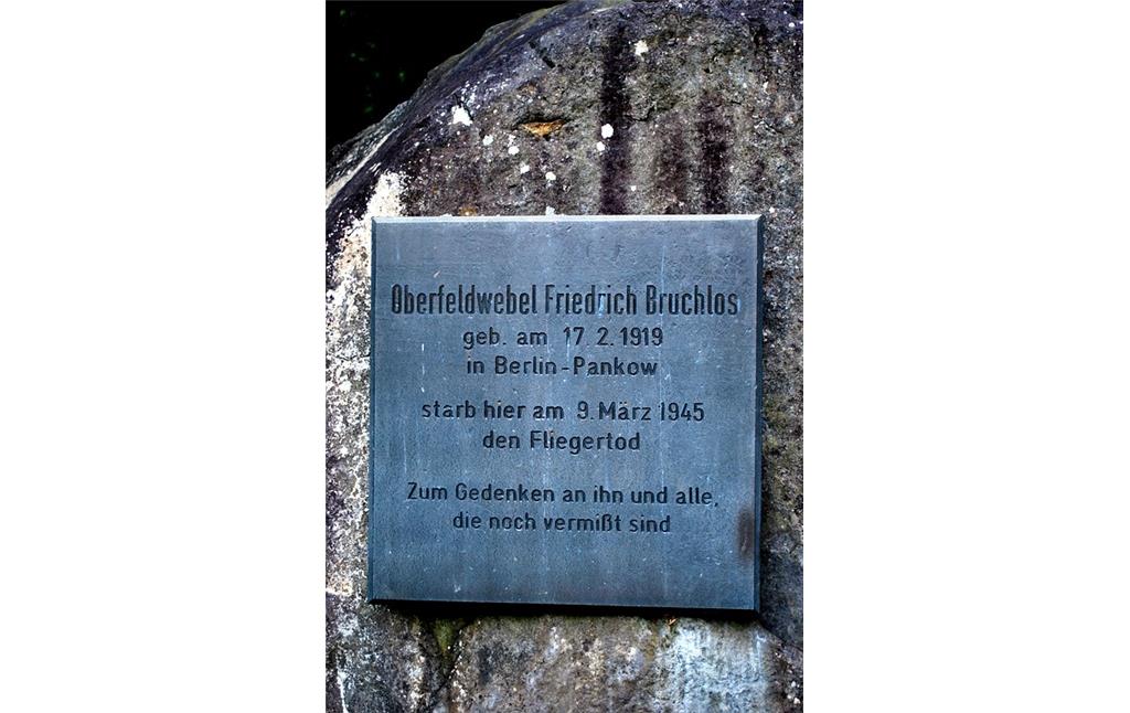 Inschriftentafel des Ehrenmals für den 1945 gefallenen Oberfeldwebel Friedrich Bruchlos bei Niederbreitbach (2014)