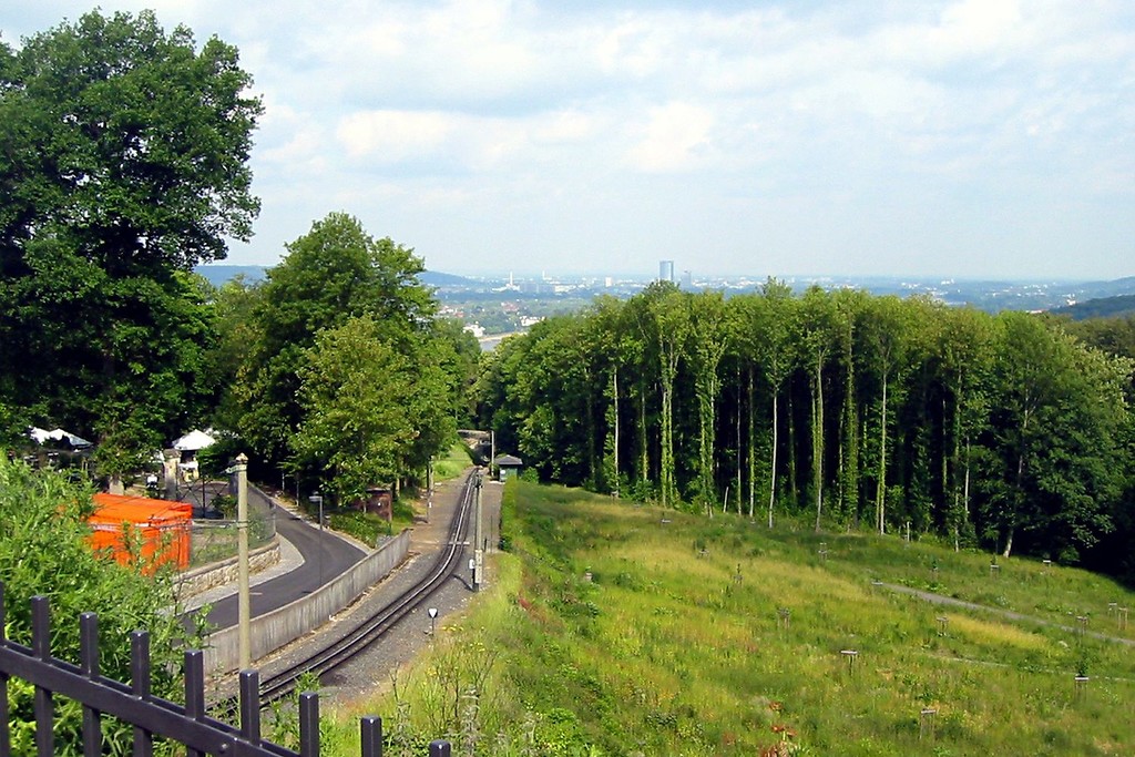 Der Haltepunkt der Drachenfelsbahn an der Vorburg zu Schloss Drachenfels, Blick in Richtung Bonn und Rheintal (2011).