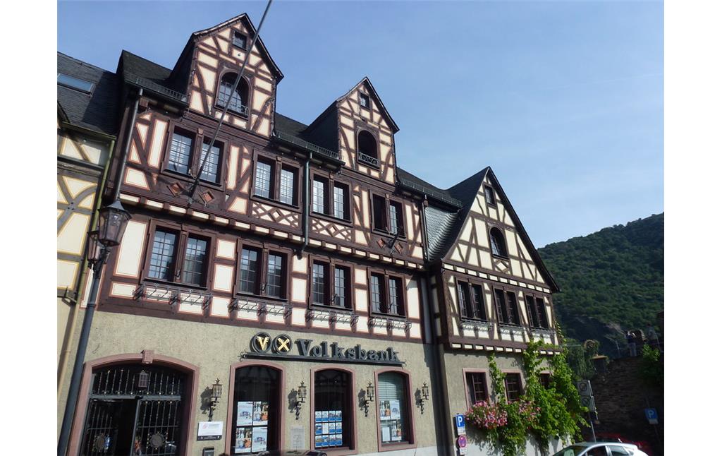 Fachwerkhaus am Marktplatz 3-5 in Oberwesel (2016). Der Gebäudekomplex wurde zwischen 1979 und 1981 gebaut und ist den ursprünglichen Gebäuden aus der 2. Hälfte des 17. Jahrhunderts nachempfunden.