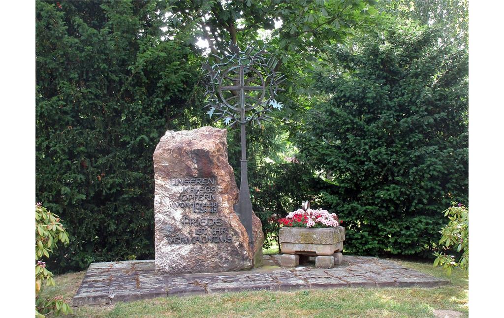 Gedenkstein zum Zweiten Weltkrieg in Hürtgenwald-Gey im Kreis Düren (2017)