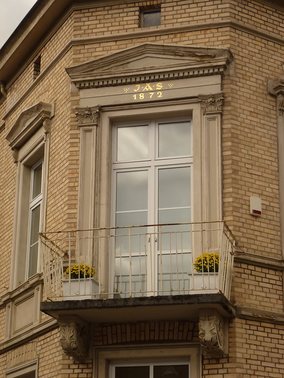 Wohnhaus in der Oberstraße 1 in Oberwesel (2016): Eine Besonderheit stellt der opulente Ädikularahmen (antikes Bauteil aus Säulen, Nische und Segmentbogengiebel) um die Balkontür dar.