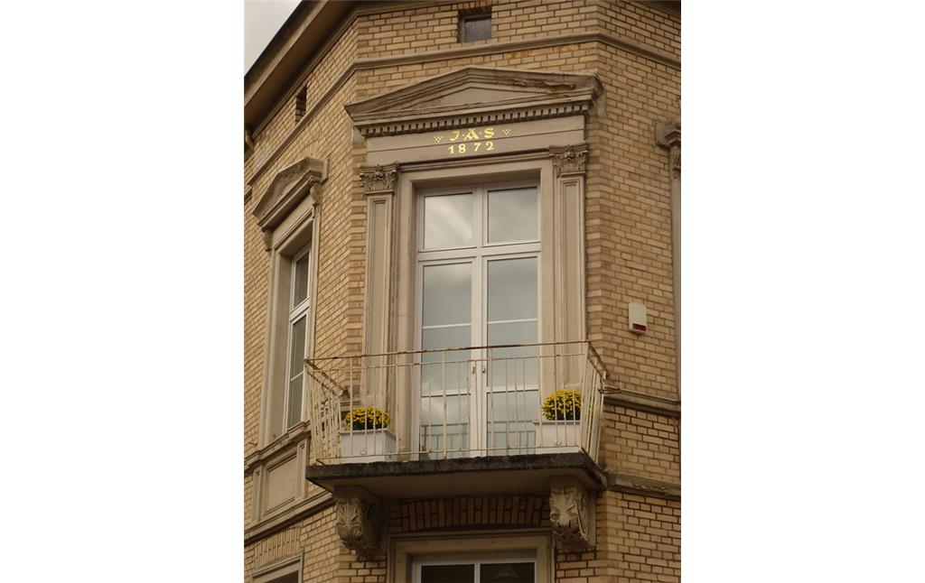 Wohnhaus in der Oberstraße 1 in Oberwesel (2016): Eine Besonderheit stellt der opulente Ädikularahmen (antikes Bauteil aus Säulen, Nische und Segmentbogengiebel) um die Balkontür dar.