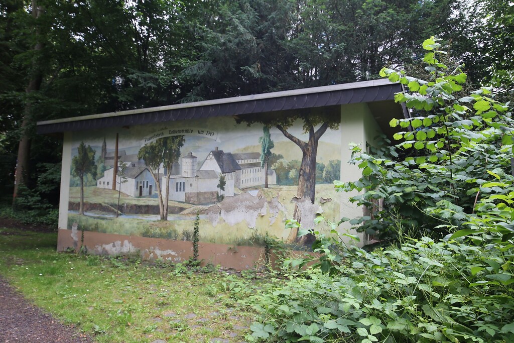 Eine Wandmalerei an einem Gebäude auf dem Areal zeigt den einstigen Gebäudekomplex der Noldensmühle in Plaidt (2021)