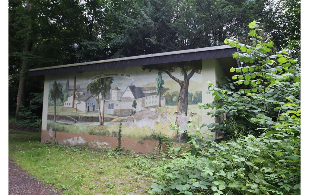 Eine Wandmalerei an einem Gebäude auf dem Areal zeigt den einstigen Gebäudekomplex der Noldensmühle in Plaidt (2021)