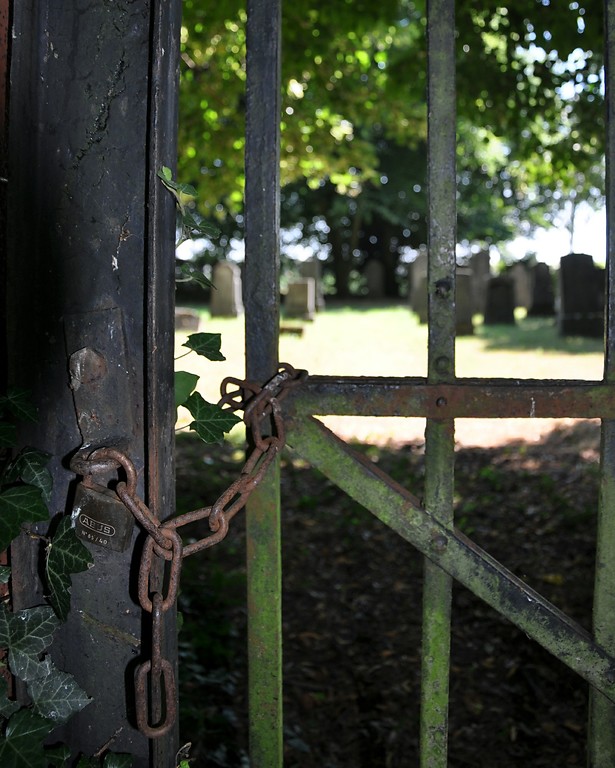 Das verschlossene Eingangstor des jüdischen Friedhofs in Korschenbroich-Glehn (2017).