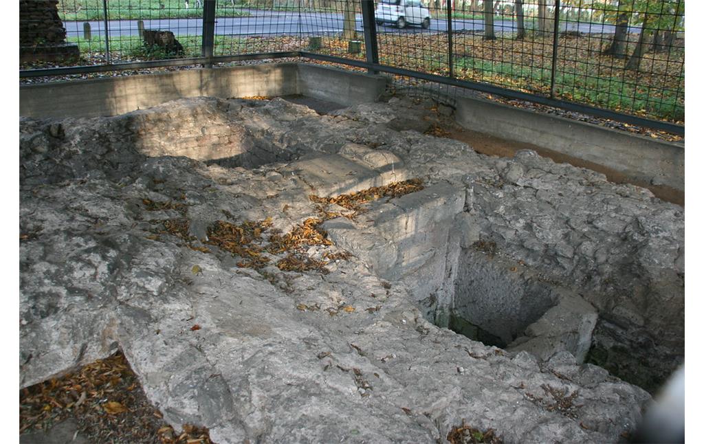Das kleinere Absetzbecken der römischen Wasserleitung in Köln-Sülz südlich des großen. Es diente als Auffangbecken für den abgesetzten Schlamm (2014).